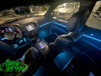 Jeep Grand Cherokee WK2, контурная подсветка Ambient Light и подсветка ниш ног - фото 4