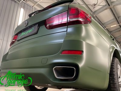 BMW X5 G05, оклейка кузова цветной виниловой пленкой Bruxsafol Matt Commando Green CC 4176 - фото 19