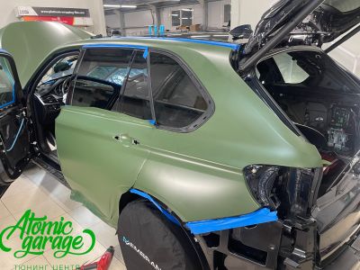 BMW X5 G05, оклейка кузова цветной виниловой пленкой Bruxsafol Matt Commando Green CC 4176 - фото 8