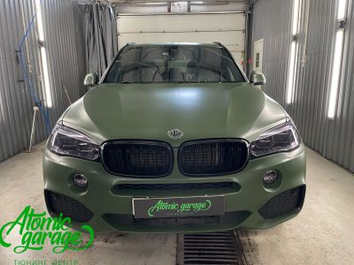 BMW X5 G05, оклейка кузова цветной виниловой пленкой Bruxsafol Matt Commando Green CC 4176 - фото 16