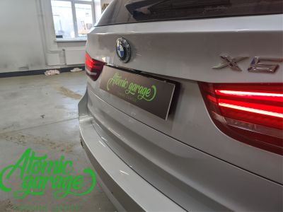 BMW X5 F15, установка откидных рамок для номерных знаков - фото 1