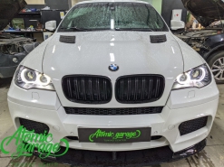 BMW X6M E71, установка 4 светодиодных линз Aozoom а3+ замена штатных ангельских глазок 